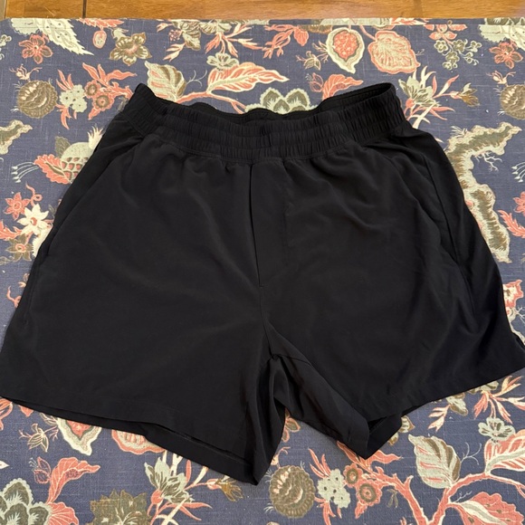 Like New! Lululemon Men’s Black Pace Breaker Linerless Shorts 5”-Sz Medium - Picture 4 of 8